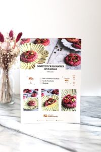 ma-box-patisserie-cookies-framboises-pistaches-photo-livret-recette